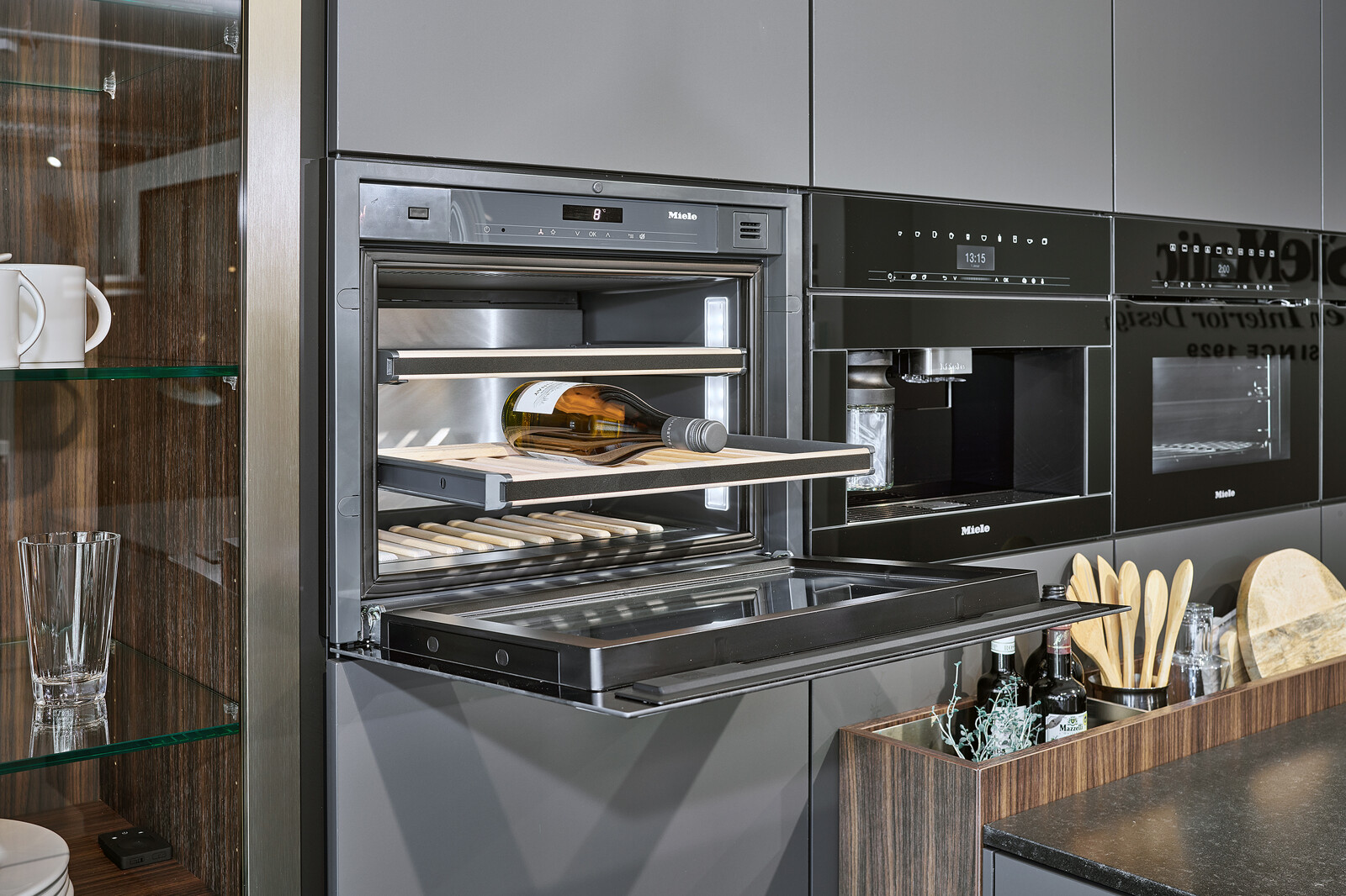 SieMatic Showroomkeuken in grafietgrijs met vitrinekasten en Miele wijnklimaatkast