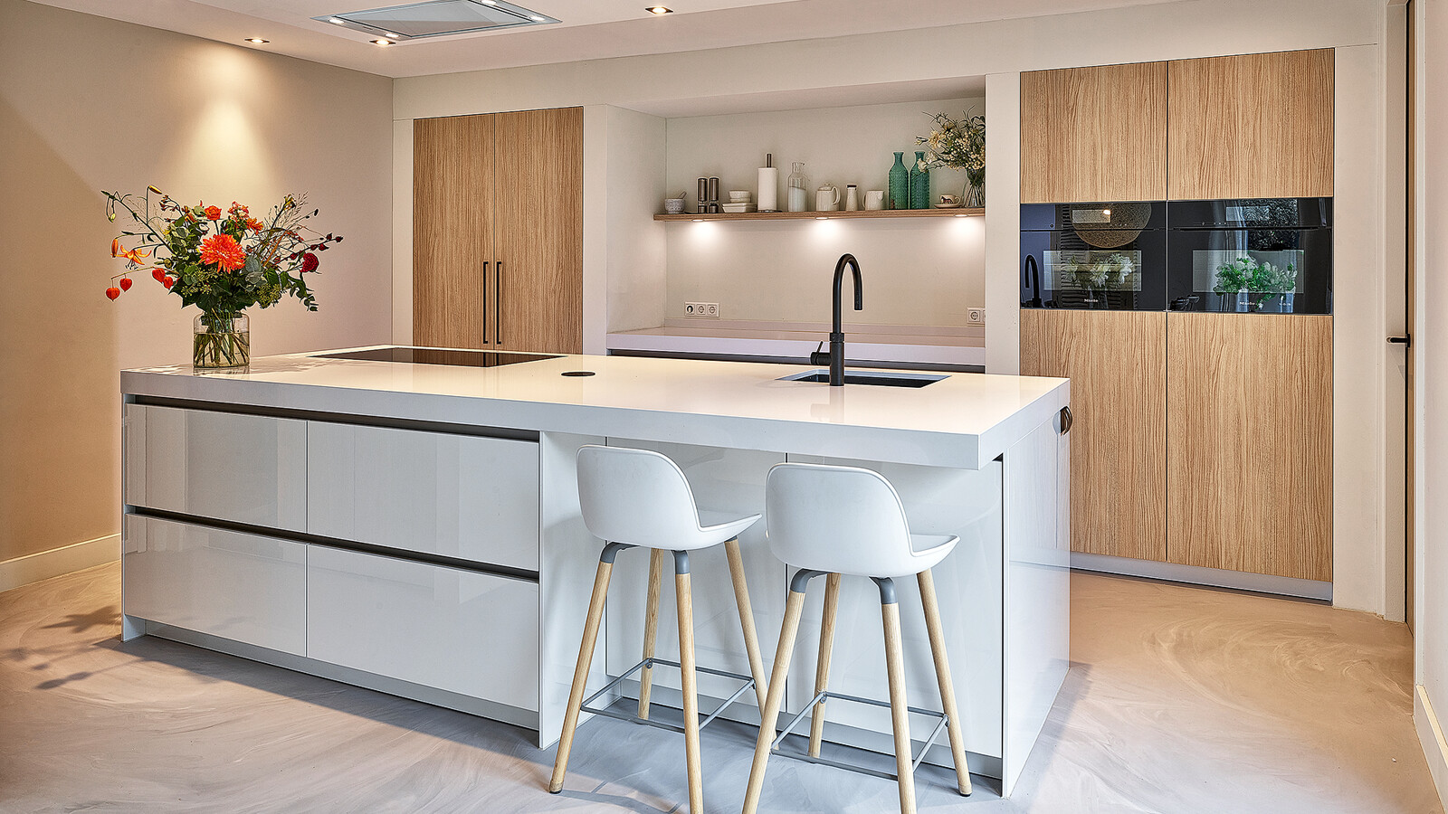 SieMatic S2 Küche in Lotusweiß und Eiche Beach mit weißer Komposit-Arbeitsplatte