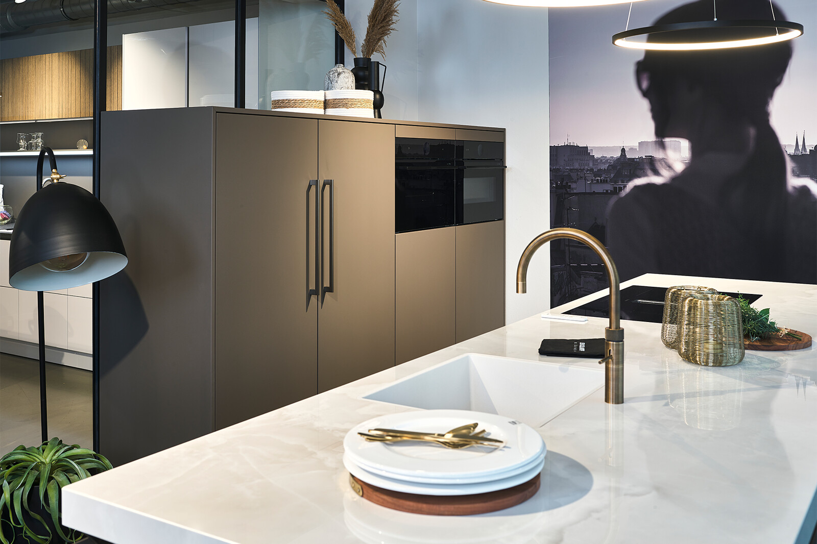 Showroomkeuken: SieMatic SLX-LS eilandkeuken Umbra met messing accenten