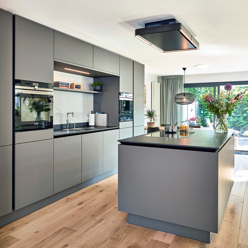 Matgrijze keuken SieMatic SLX imet kookeiland in steengrijze Similaque van Ekelhoff Keukens in Duitsland