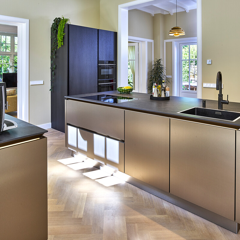 Gerealiseerd project: SieMatic SLX keuken in metallic brons en eiken-darjeeling