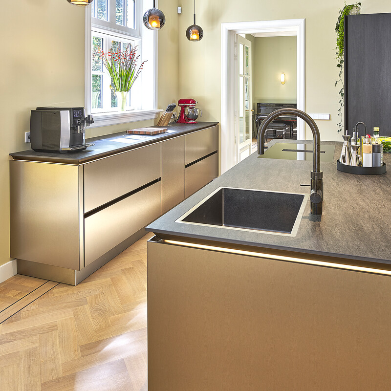 Gerealiseerde keuken: SieMatic SLX in metallic brons en eiken-darjeeling