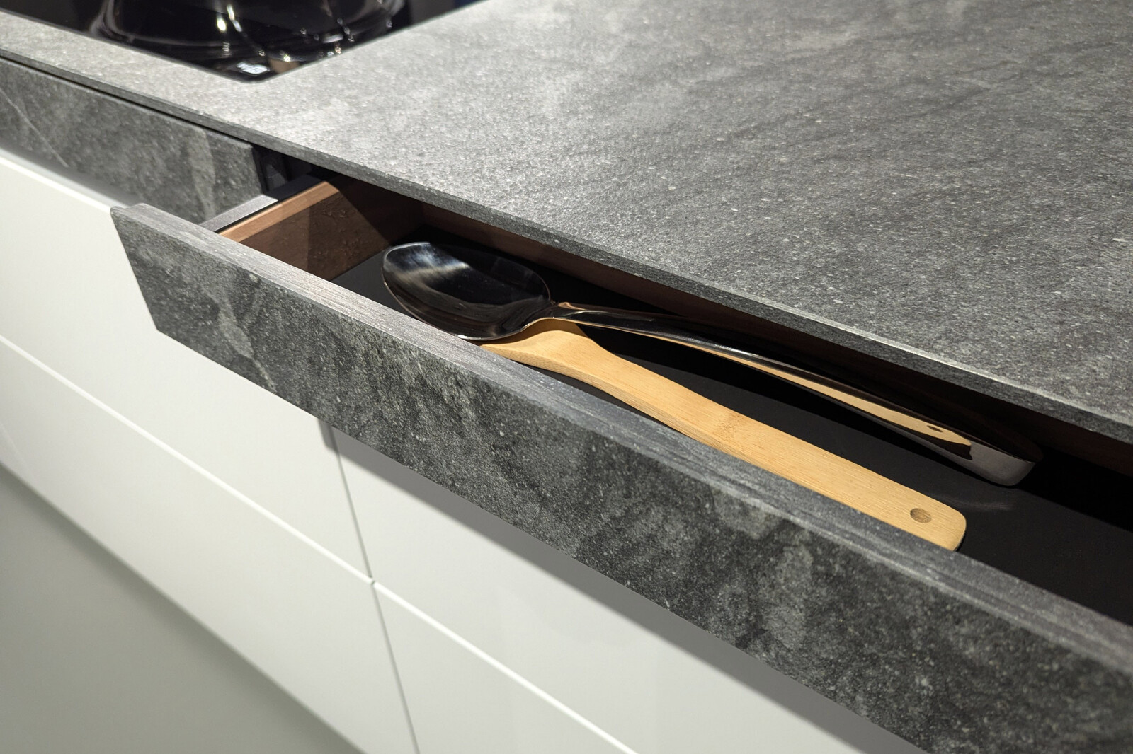 Showroomkeuken: Valcucine designkeuken met kookeiland, granieten aanrechtblad en verborgen lades