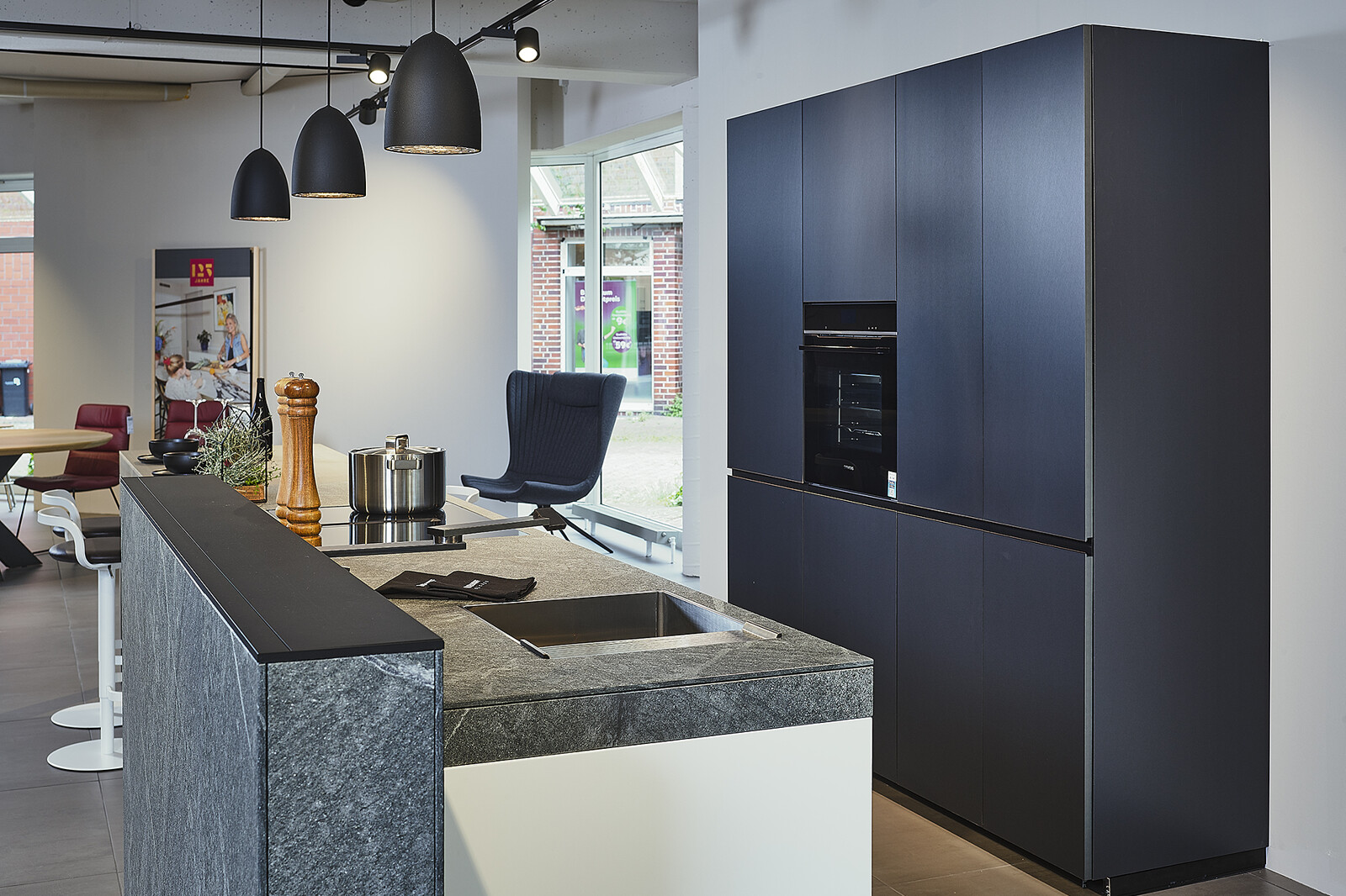 Showroomkeuken: Valcucine designkeuken met eiland, granieten werkblad en bartafel