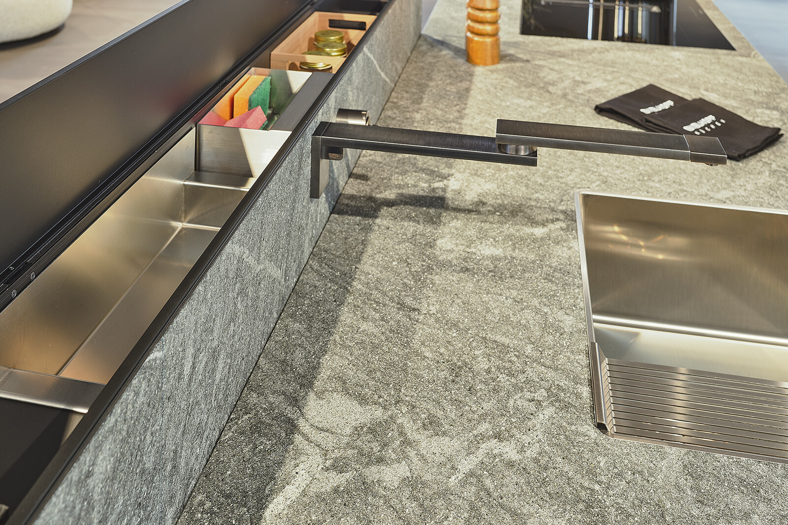 Showroomkeuken: Valcucine Italiaanse designkeuken met kookeiland, granieten aanrechtblad en verborgen vakken