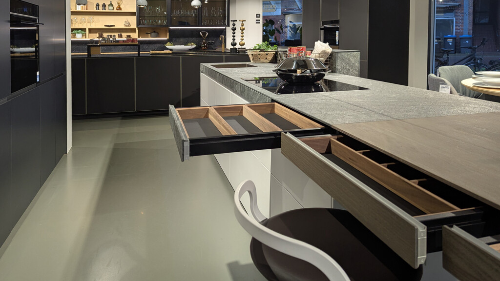 Schöne Valcucine Ausstellungsküche - Forma Mentis-Artematica-Genius Loci. Italienisches Küchendesign, jetzt im Sale bei Ekelhoff Küchen