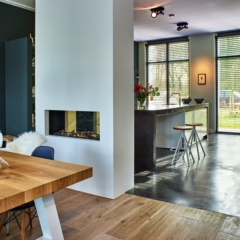 Open keuken  met witte hoogglansfronten en betonnen werkblad