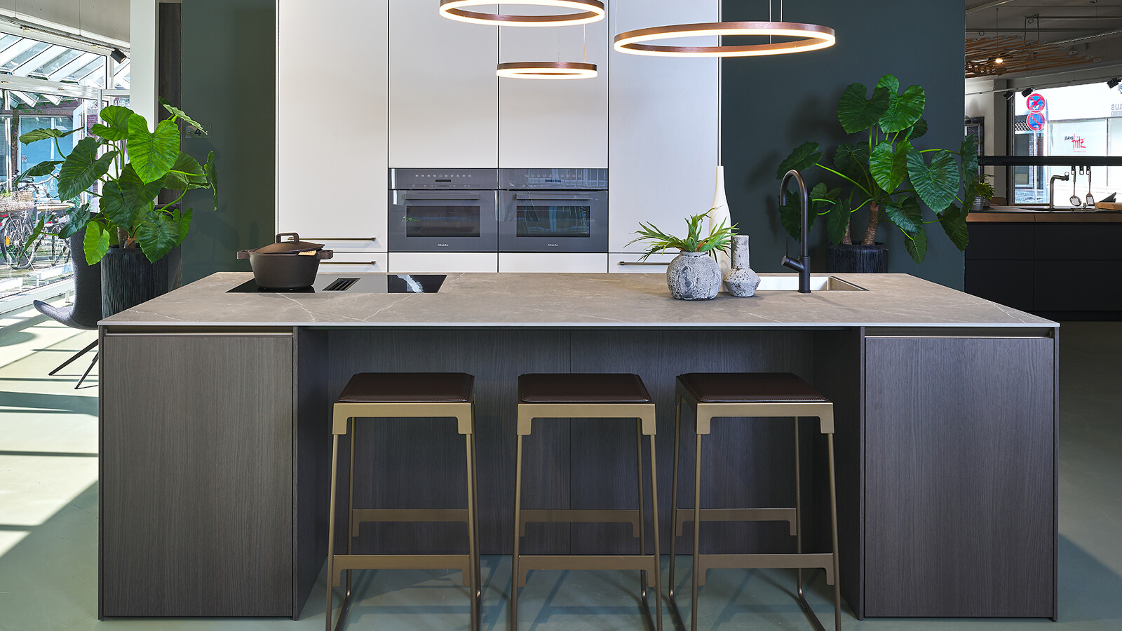 SieMatic Ausstellungsküche SLX. Küche mit Kochinsel in Eiche Oolong mit Miele Geräten von Ekelhoff Küchen