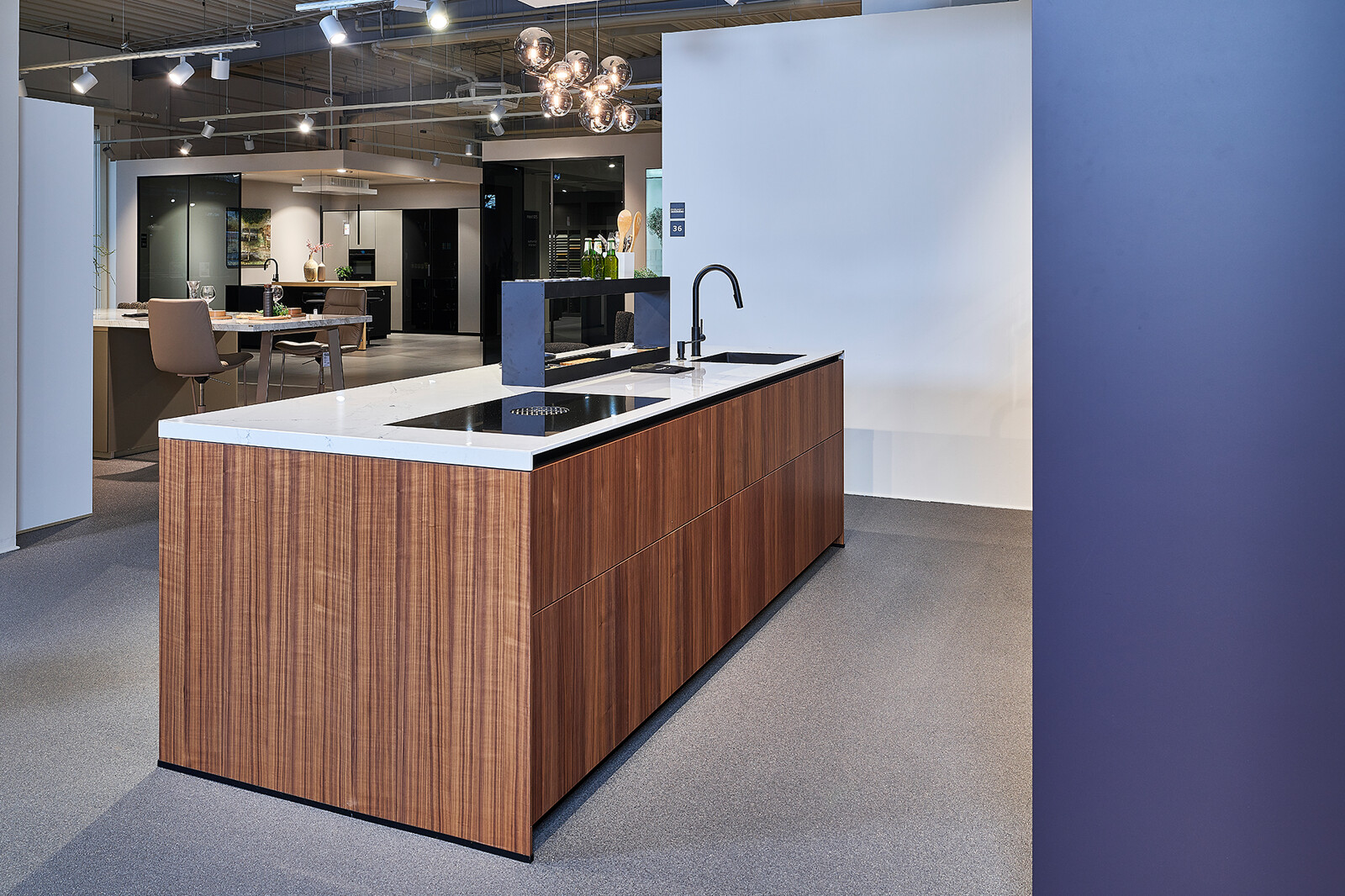 Designkeuken van next125 in Aubergine en notenhoutfineer met wit marmerlook keukenblad