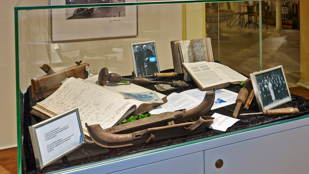 Ekelhoff Keukens Duitsland - keukenzaak vitrine met historische foto's, boeken en gereedschappen