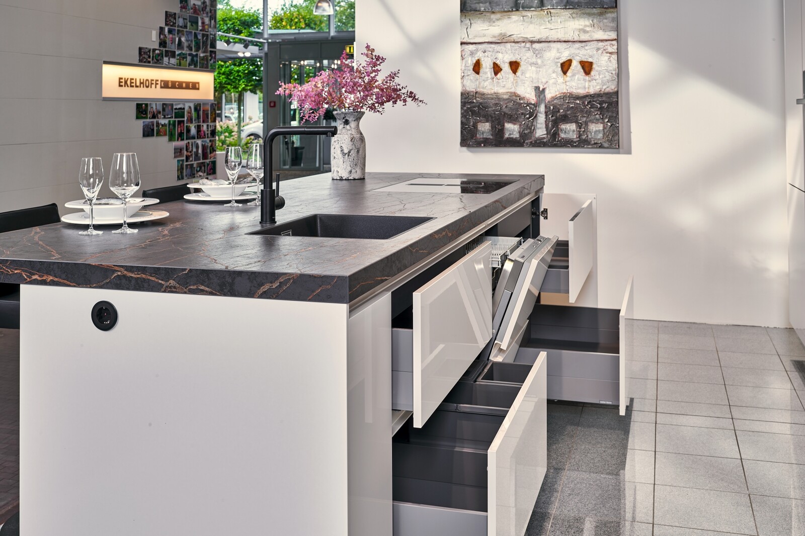 Showroomkeuken: eilandkeuken in hoogglans wit met keramisch Blad - Ekelhoff