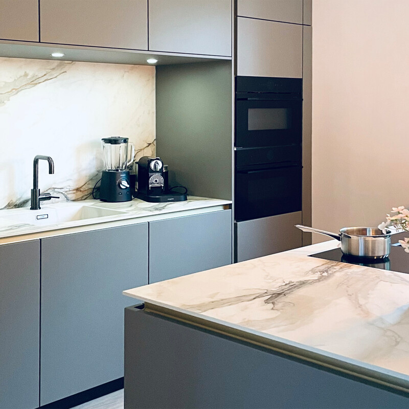 Contur Küche-Terragrau-Keramik Marmor Arbeitsplatte-Ekelhoff Küchen