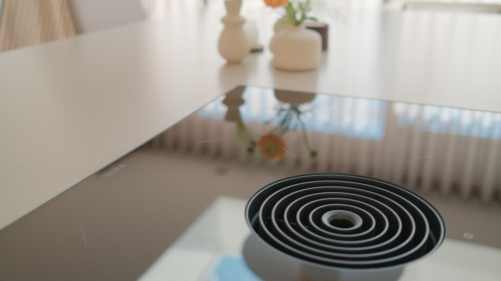Contur keuken met Bora in het kookeiland. Gerealiseerd door Ekelhoff Keukens, gefotografeerd door ©Jeroen Nieuwhuis
