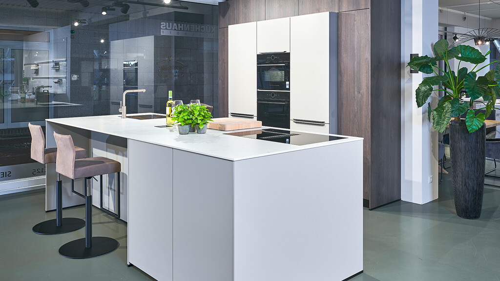 Küchen-Angebot: Inselküche von Contur in mattem zartgrau und dunkler Eiche. Inklusive hochwertiger Geräte. Jetzt zum Aktionspreis!