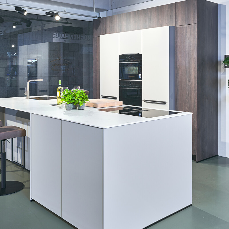 Küchen-Angebot: Inselküche von Contur in mattem zartgrau und dunkler Eiche. Inklusive hochwertiger Geräte. Jetzt zum Aktionspreis!