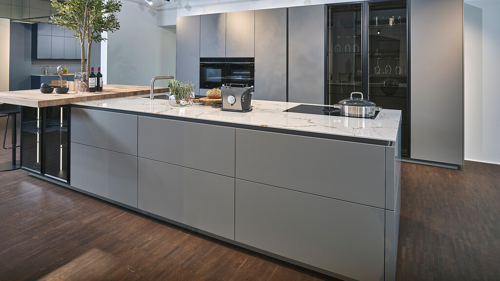 Sandgraue Küche von Ballerina Küchen mit Insel, Komposit-Arbeitsplatte und Barplatte