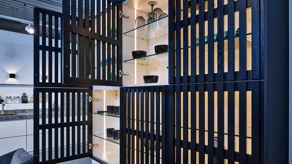 Vitrine Strip Elements von Ballerina Keukens, Detail interieur met verlichting. Te zien bij Ekelhoff Keukens in Nordhorn