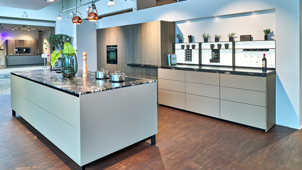 Grijze showroomkeuken met kook- en spoeleiland van next 125