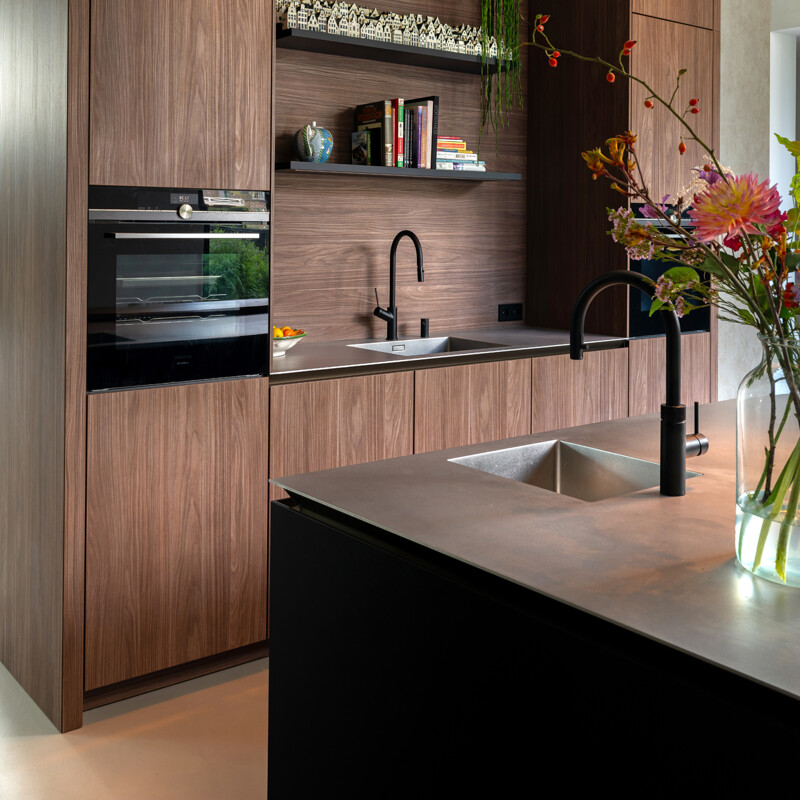 Attraktive SieMatic SLX Küche in mattschwarz und Nussbaum mit Edelstahlarbeitsplatte - realisiert durch Ekelhoff Küchen in Nordhorn