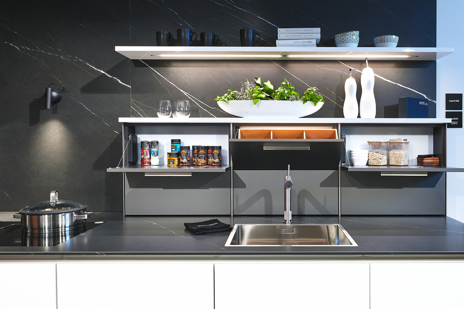  Showroomkeuken: Design hoekkeuken van next125 met achterwand-opbergsysteem | Ekelhoff Keukens