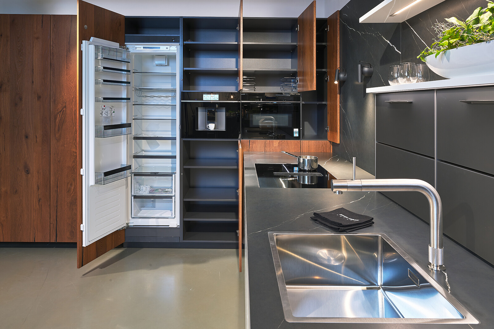  Showroomkeuken: Design hoekkeuken van next12 incl inbouwapparatuur - Ekelhoff Keukens