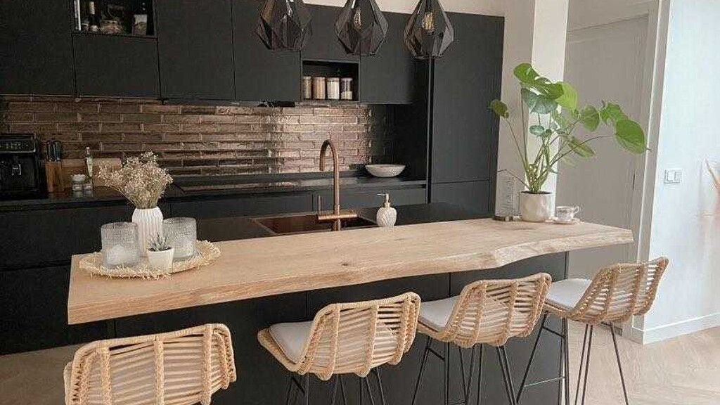 Zwarte keuken met hout - keuken zwart - keukens uit Nordhorn