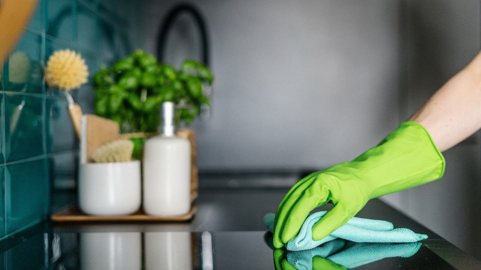 Inductieplaat schoonmaken en ingebrande vlekken verwijderen. Onderhoudstips voor uw kookplaat.