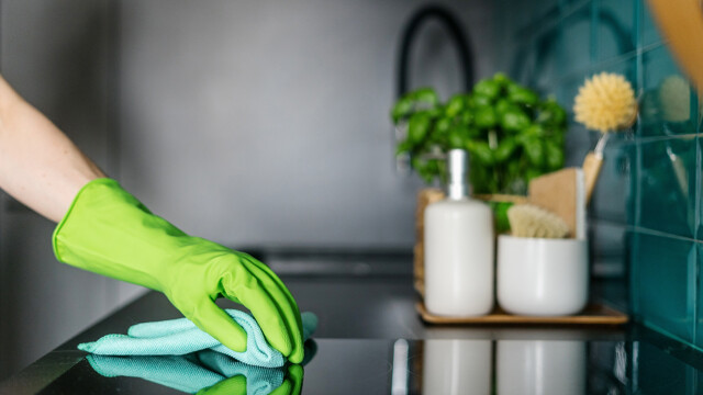 Inductieplaat schoonmaken en ingebrande vlekken verwijderen. Onderhoudstips voor uw kookplaat.