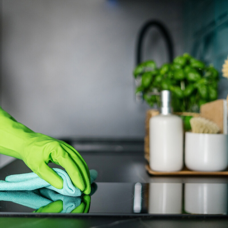 Induktionskochfeld reinigen und eingebrannte Flecken entfernen – Pflegetipps für Ihr Kochfeld.