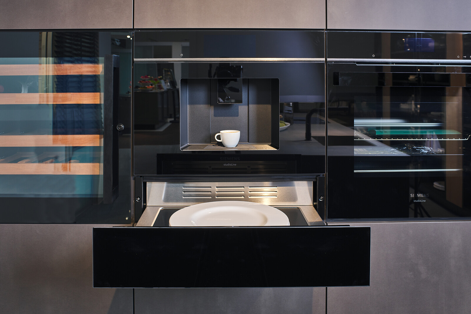 Showroomkeuken: Industriële eilandkeuken van Contur met Siemens warmhoudlade