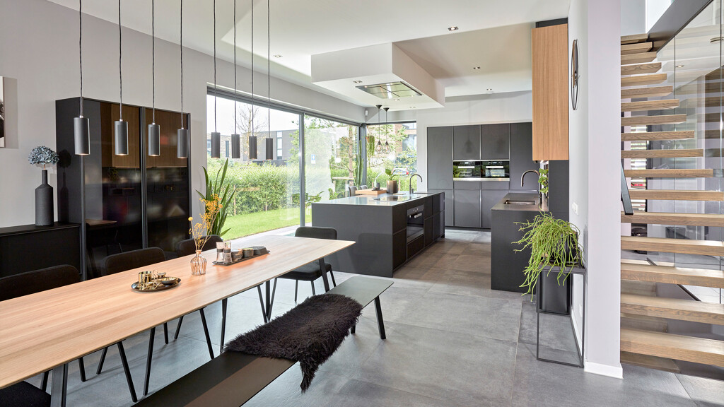 Italiaanse designkeukenin zwart Fenix met licht eiken van Ekelhoff Keukens Nordhorn