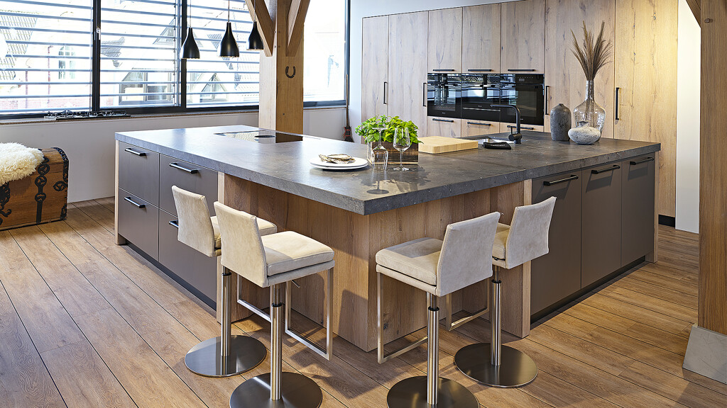 Maßgefertigte Küche in Eiche und Havannabraun mit Breccia Imperiale Granitarbeitsplatte-UNIKAT-Ekelhoff Küchen