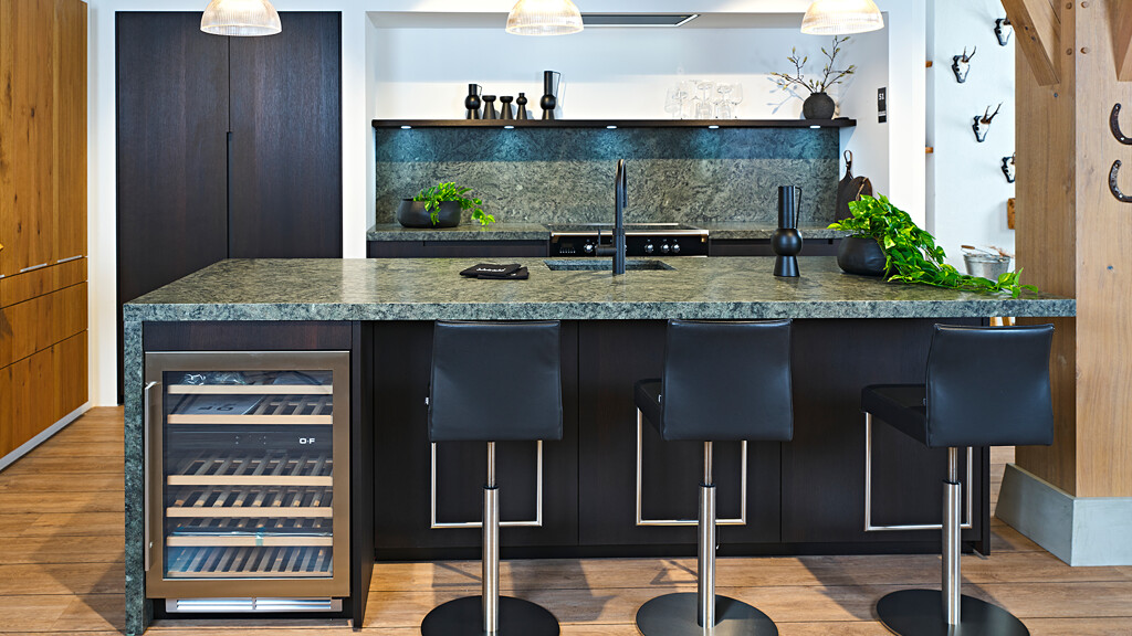 Küche schwarzes Holz-grüne Granitarbeitsplatte-Unikat-Ekelhoff Küchen