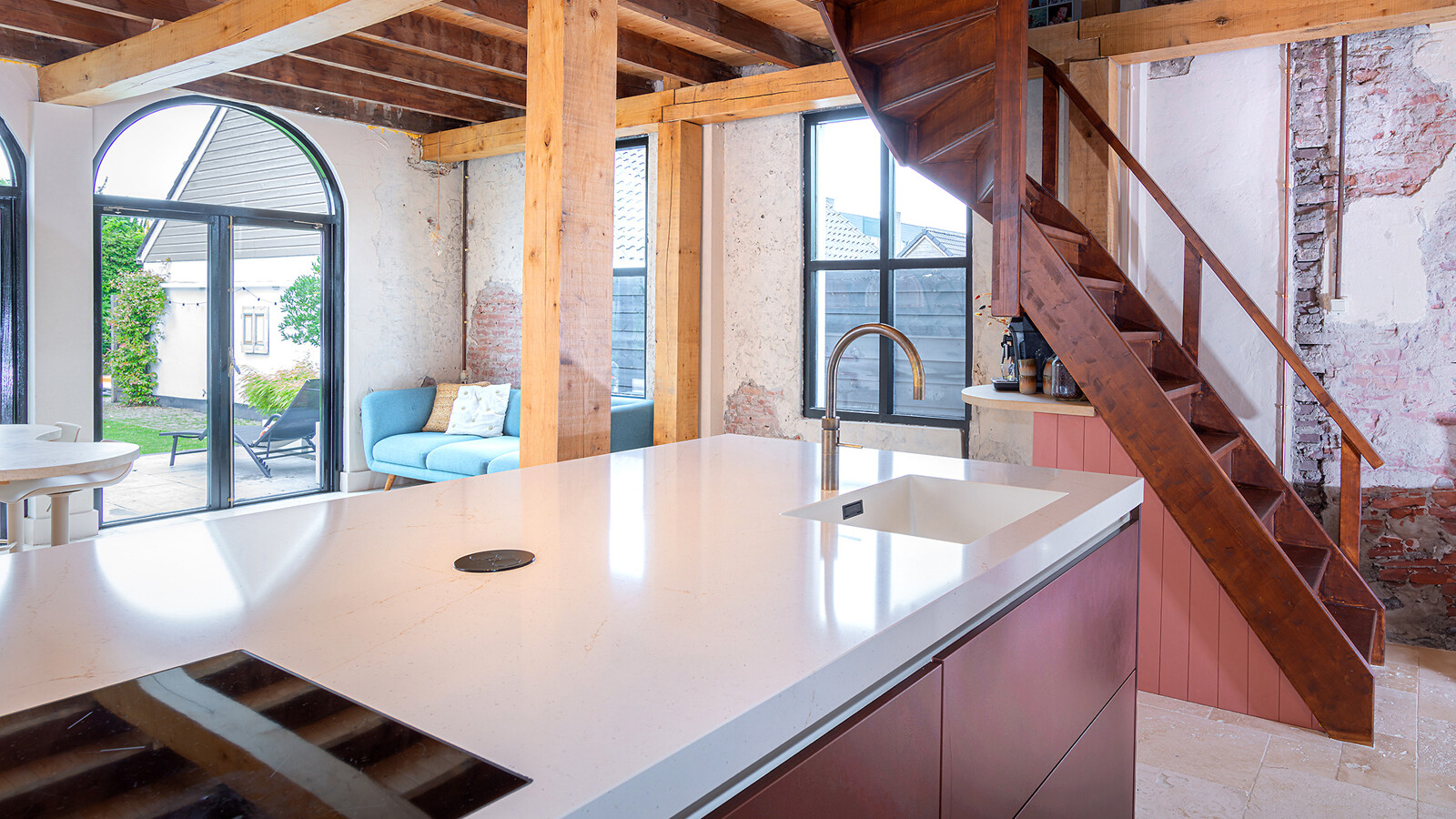 Besondere kupferfarbene Küche von Ballerina Palazzo, mit weißer Komposit Küchenarbeitsplatte. Entdecken Sie Ballerina Küchen bei Ekelhoff Küchen in Deutschland