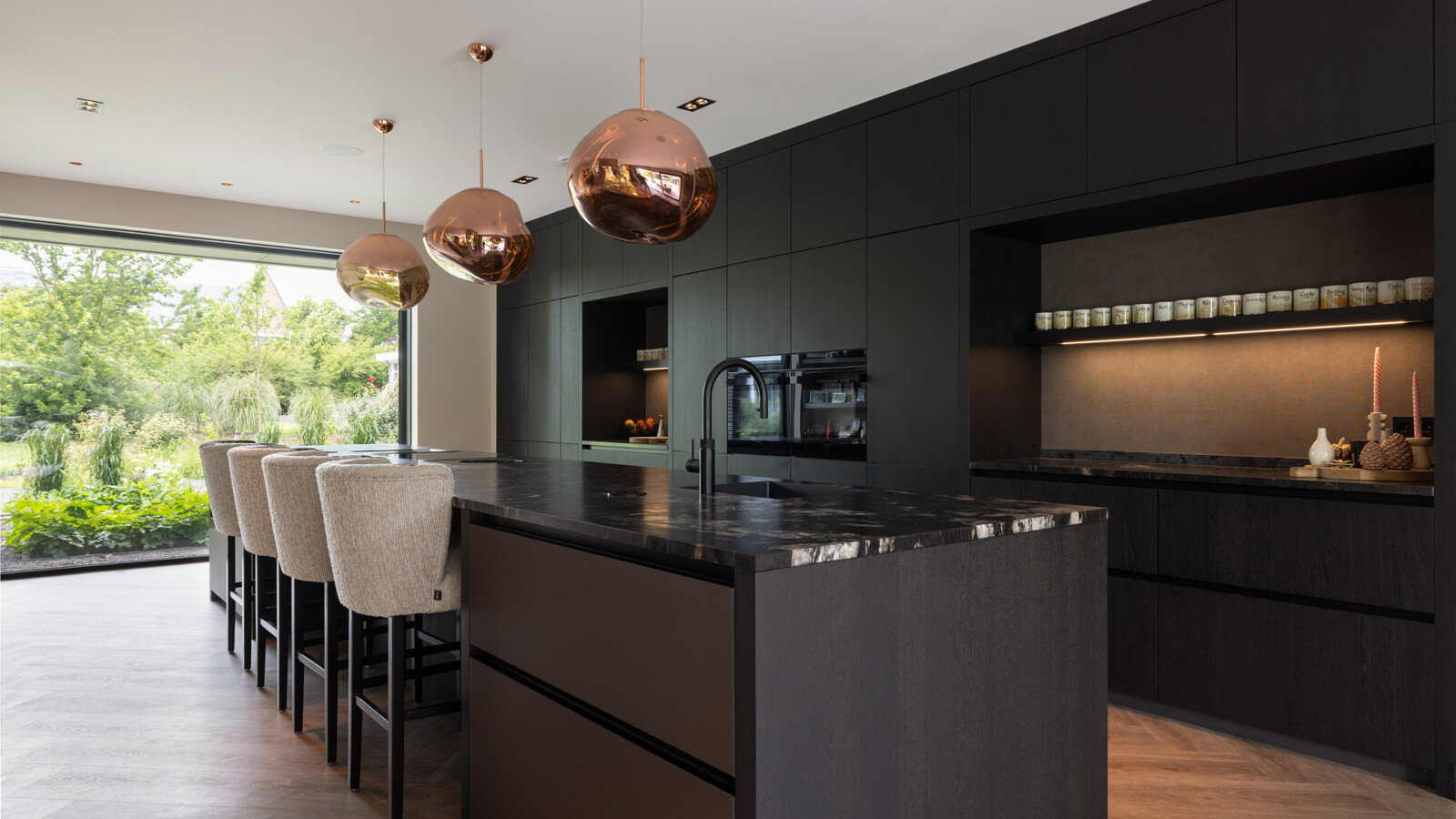 Luxusküche von next125 in dunklem Eichenfurnier und satiniertem Glas in Bronze Metallic