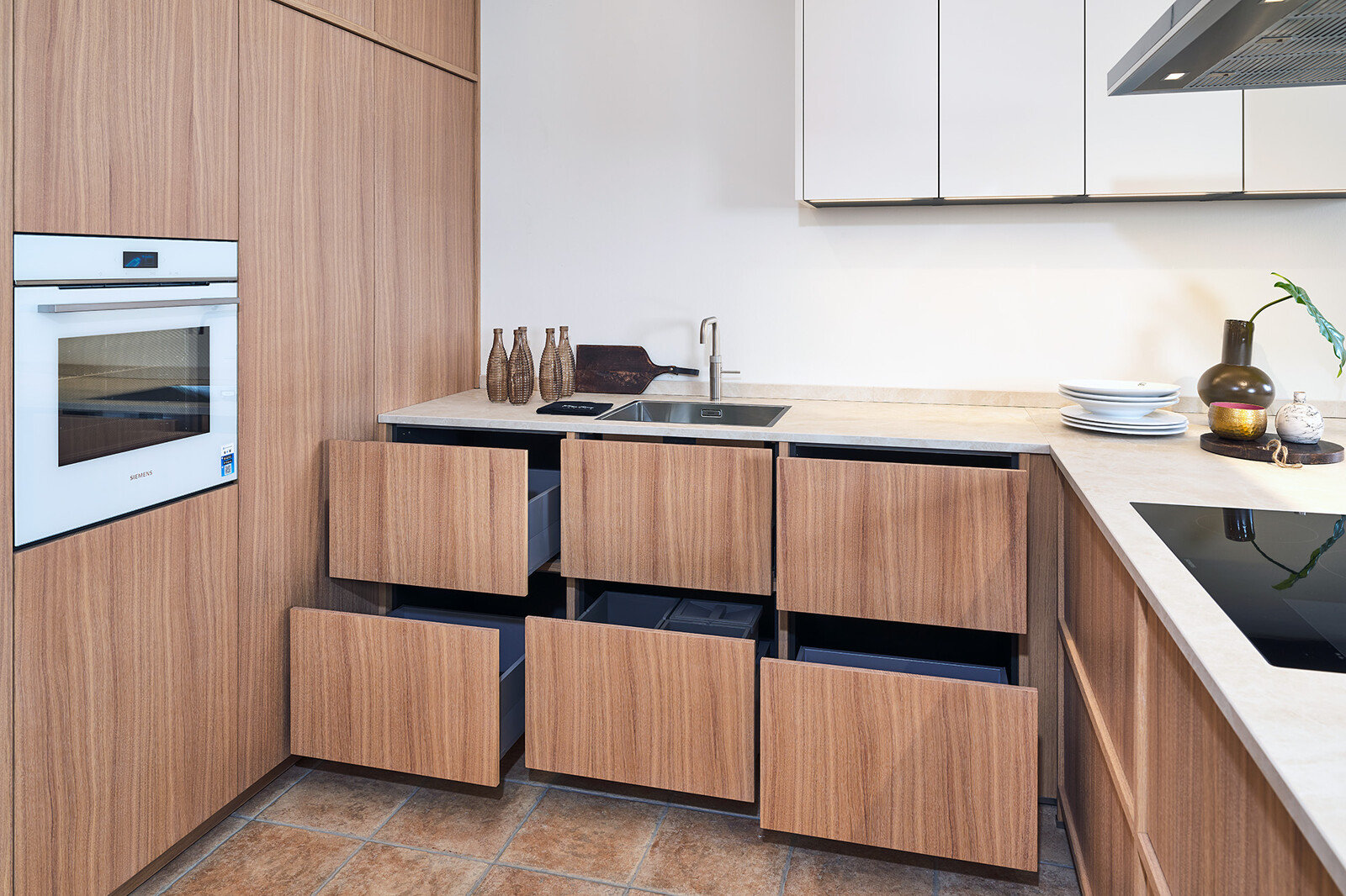 Showroomkeuken: Maatwerk Japandi keuken in licht eikenfineer select met keramiek blad en veel lades