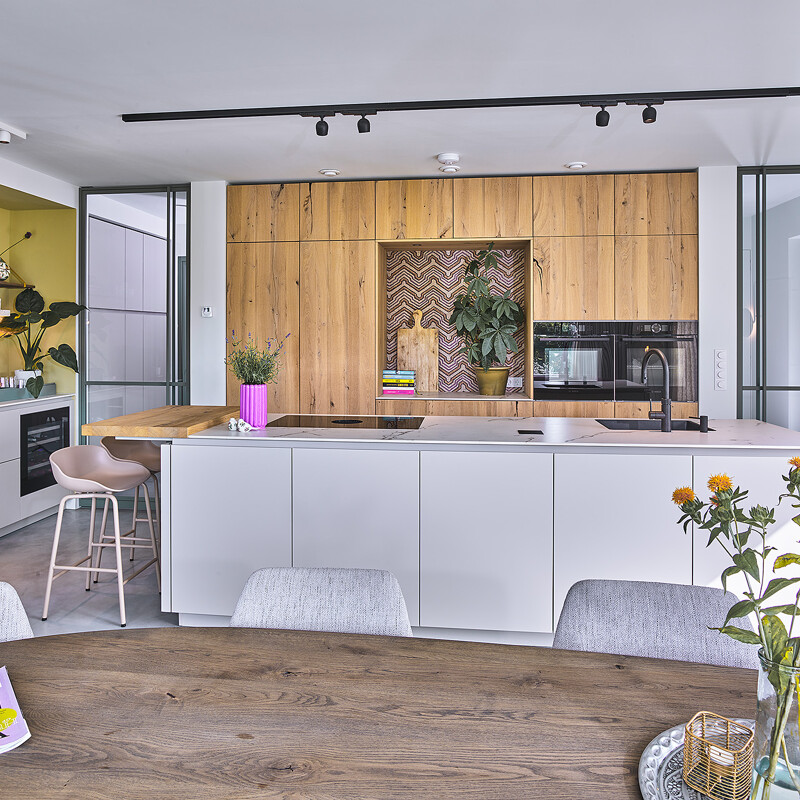 Luxe maatwerkkeuken met eiken fronten en een keukeneiland van Ballerina. Met Dekton aanrechtblad- Ekelhoff Keukens, Nordhorn