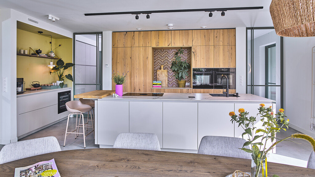 Luxe maatwerkkeuken met eiken fronten en een keukeneiland van Ballerina. Met Dekton aanrechtblad- Ekelhoff Keukens, Nordhorn