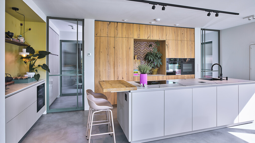 Maßgefertigte Küche in Balkeneiche mit Ballerina Kücheninsel und Kaffee-Ecke. Die Arbeitsplatte ist aus Dekton Keramik. Ekelhoff Küchen in Nordhorn