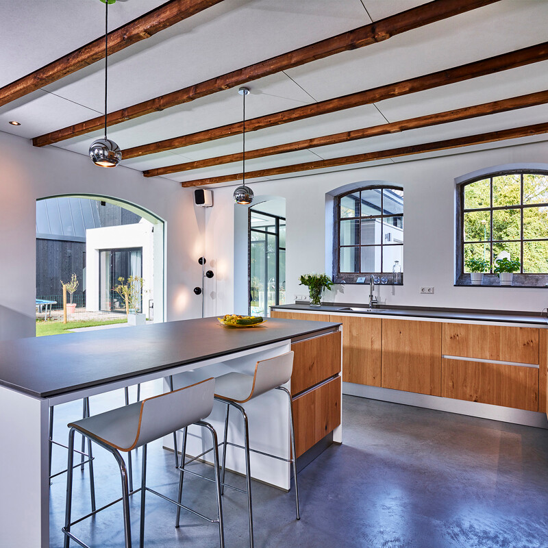 Modern landelijke maatwerk keuken met fronten in knoestig eiken van Ekelhoff Keukens in Nordhorn