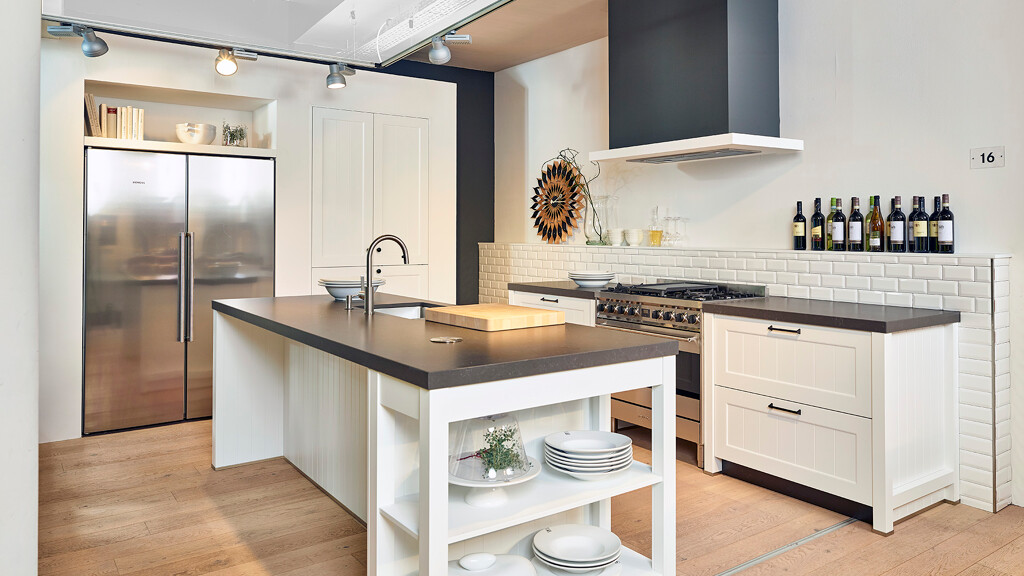 Moderne Landhausküche mit Spülinsel bei Ekelhoff Küchen von Contur Küchen