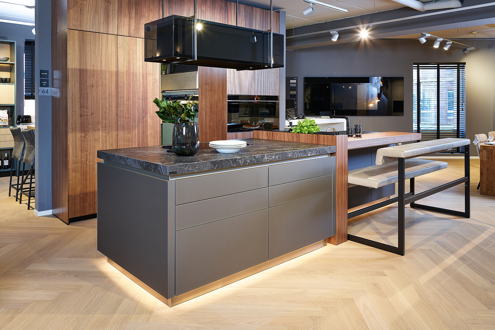 Showroomkeuken: next125 designkeuken met kookeiland in notenhouten matglas met keramisch blad