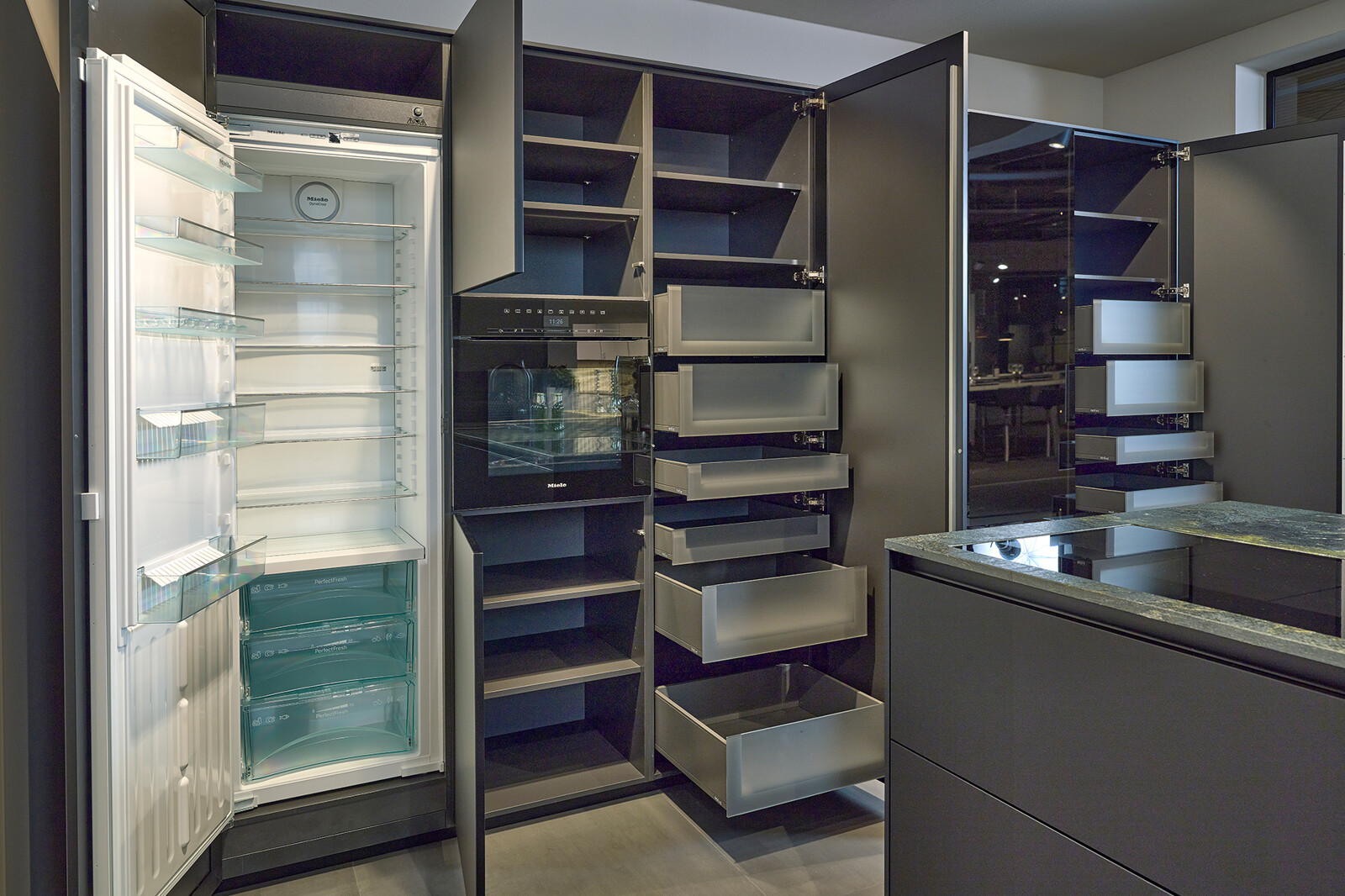 Showroomkeuken: next125 designkeuken in metallic Inox SensiQ - veel binnenlades