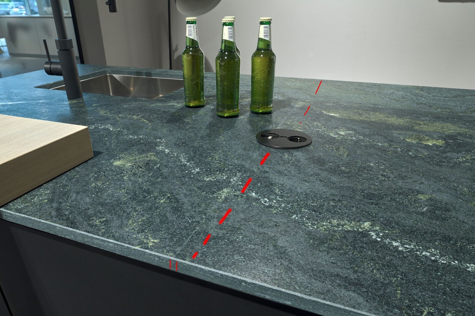 Showroomkeuken: next125 designkeuken in SensiQ met groen granieten aanrechtblad
