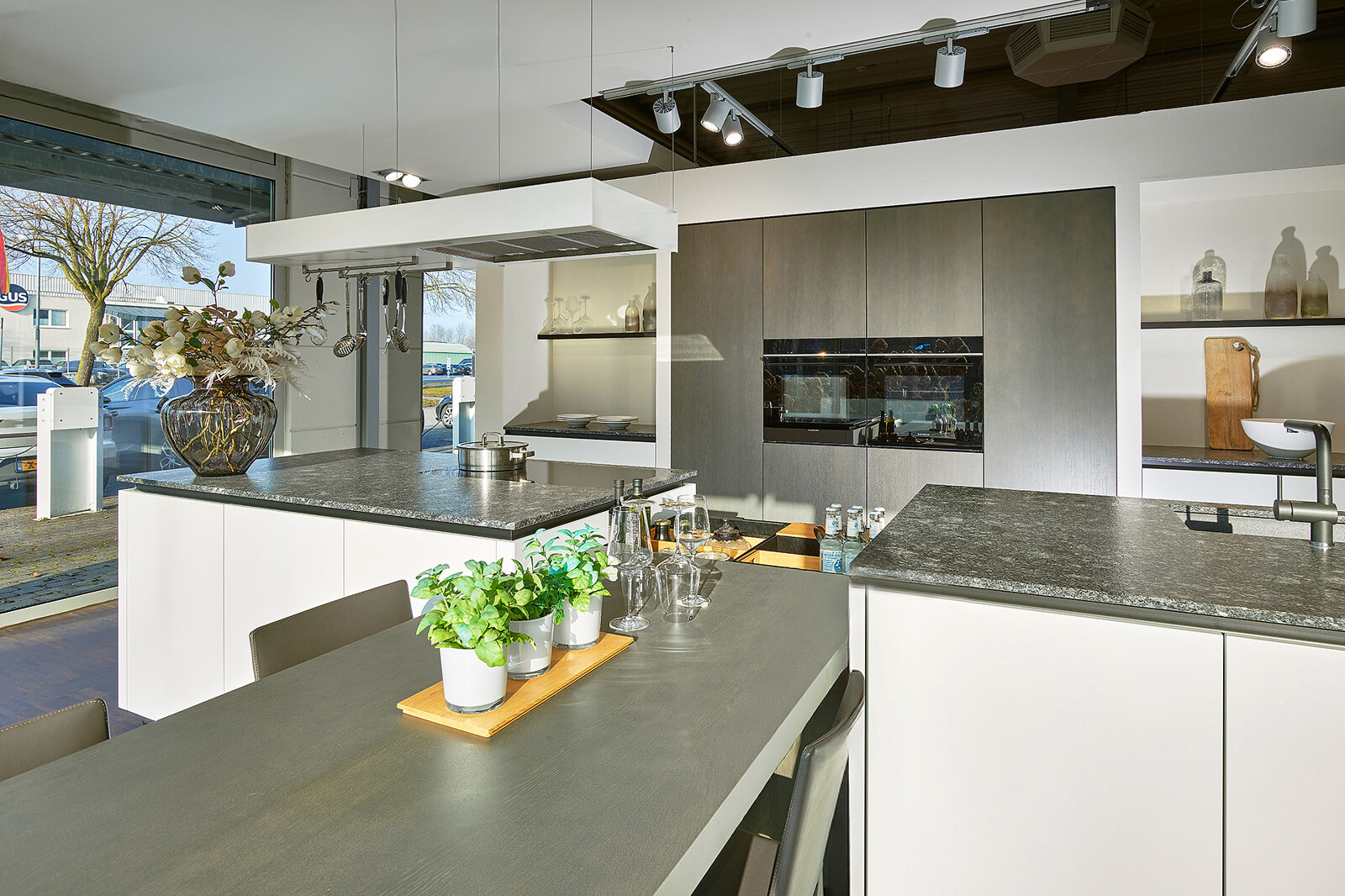 Showroomkeuken: next125 eilandkeuken in wit en grafietgrijs eiken elegant fineer met eettafel |Ekelhoff Keukens