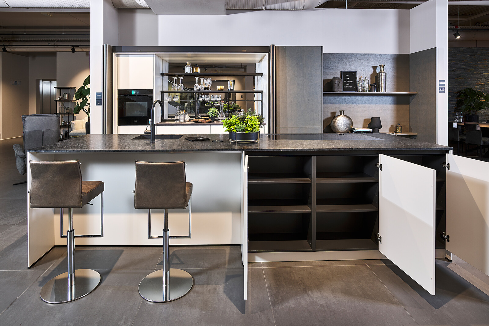 next125 keuken met pocketdeuren en eiland met bar en Black Ice graniet_Ekelhoff