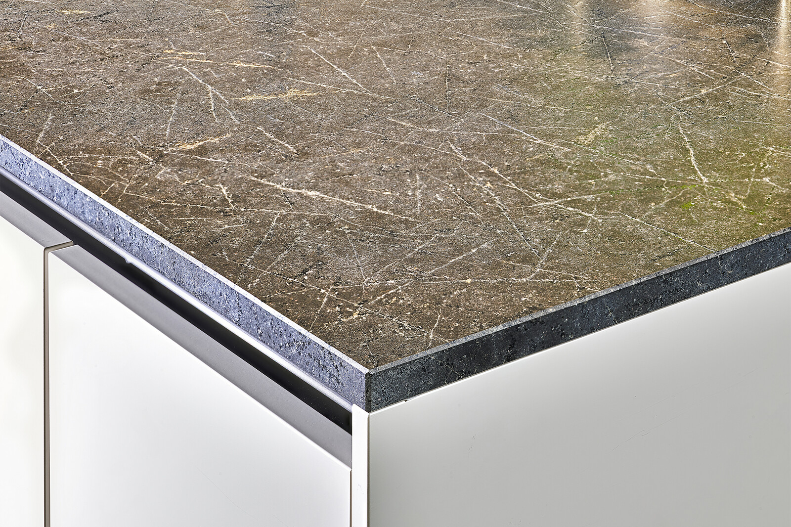 showroomkeuken_next125 keuken met pocketdeuren en Black Ice graniet