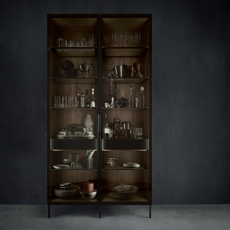 vrijstaande next125 vitrinekast met donker glas. Ontdek next125 bij Keukenhuis Ekelhoff in Nordhorn