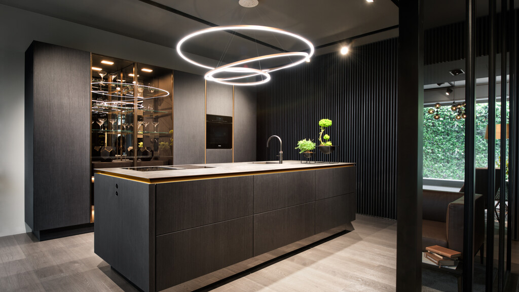 SieMatic Pure SLX keuken in donker eiken met vitrinekast. Ekelhoff Küchen in Nordhorn