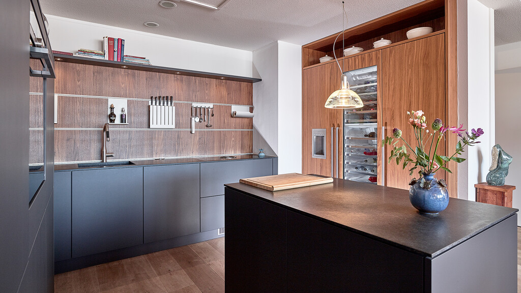 SieMatic Pure Keuken in notenhout en grafietgrijs  van Ekelhoff Keukens